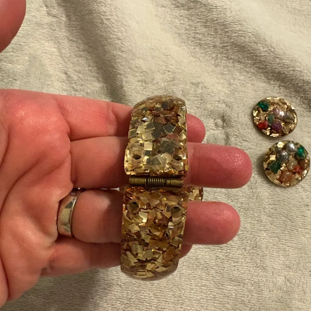 Vintage Lucite Seashell Bracelet Earrings Jewelry Set Gold Foil Confetti Bypass - Picture 5 of 8